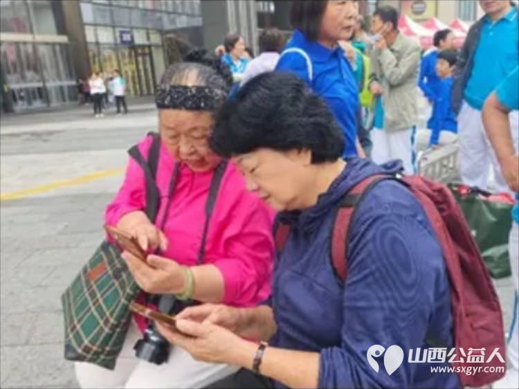 不忘初心跟党走携手争做排头兵----太原市广场舞协会组织500名健身爱好者齐聚太原市万柏林区吾悦广场开展了一场主题党日活动把全民健身的热乎气种进这片商圈的烟火里 - 第24张