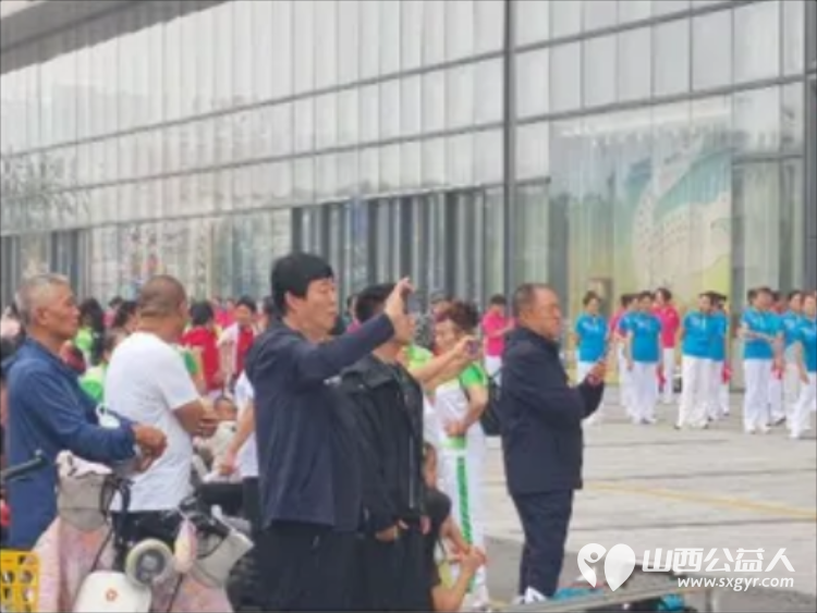 不忘初心跟党走携手争做排头兵----太原市广场舞协会组织500名健身爱好者齐聚太原市万柏林区吾悦广场开展了一场主题党日活动把全民健身的热乎气种进这片商圈的烟火里 - 第23张