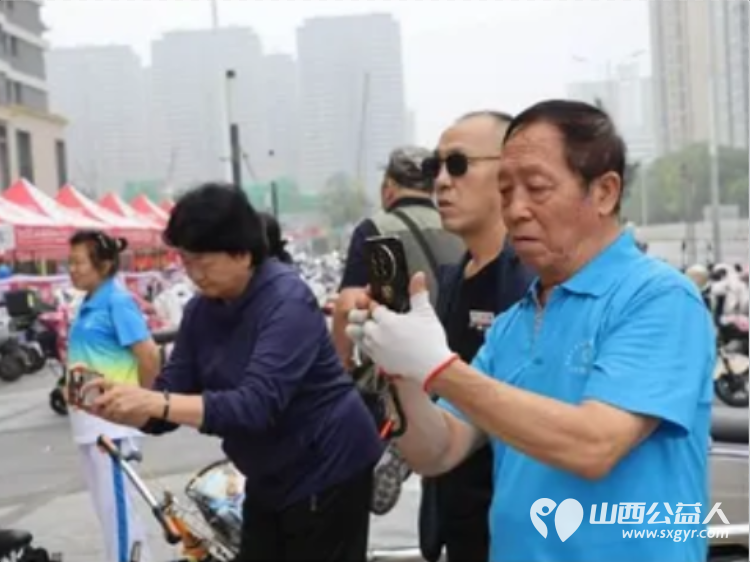 不忘初心跟党走携手争做排头兵----太原市广场舞协会组织500名健身爱好者齐聚太原市万柏林区吾悦广场开展了一场主题党日活动把全民健身的热乎气种进这片商圈的烟火里 - 第20张