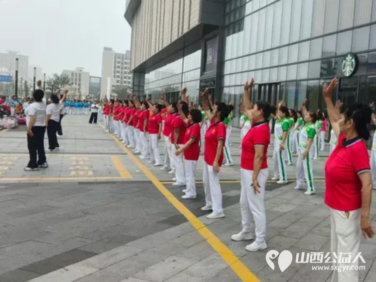 不忘初心跟党走携手争做排头兵----太原市广场舞协会组织500名健身爱好者齐聚太原市万柏林区吾悦广场开展了一场主题党日活动把全民健身的热乎气种进这片商圈的烟火里 - 第4张