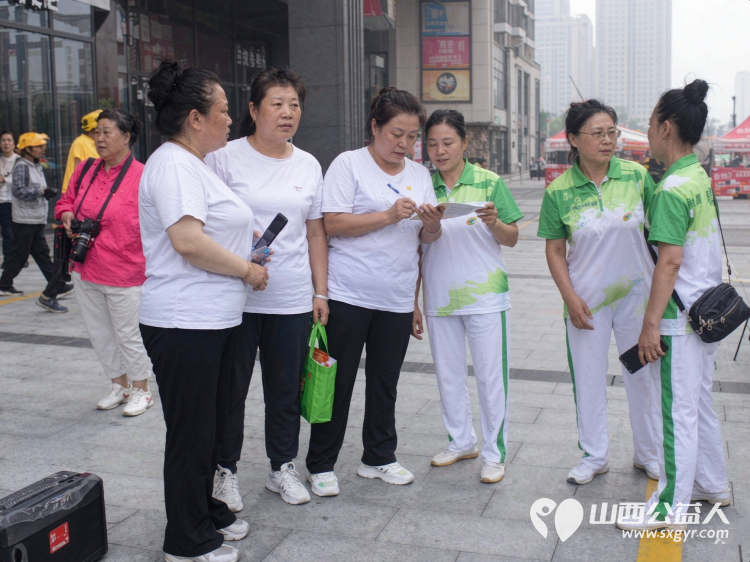 不忘初心跟党走携手争做排头兵----太原市广场舞协会组织500名健身爱好者齐聚太原市万柏林区吾悦广场开展了一场主题党日活动把全民健身的热乎气种进这片商圈的烟火里 - 第27张