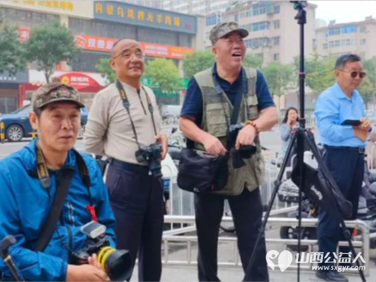 不忘初心跟党走携手争做排头兵----太原市广场舞协会组织500名健身爱好者齐聚太原市万柏林区吾悦广场开展了一场主题党日活动把全民健身的热乎气种进这片商圈的烟火里 - 第19张