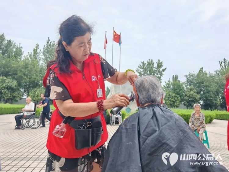 情暖夕阳爱满盐湖----盐湖区志愿者协会组织志愿者走进仁德养护院开展敬老志愿服务活动为老人们送去了理发修剪指甲文艺表演等贴心服务用实际行动践行尊老敬老的传统美德 - 第5张 - 山西公益人 情暖夕阳爱满盐湖----盐湖区志愿者协会组织志愿者走进仁德养护院开展敬老志愿服务活动为老人们送去了理发修剪指甲文艺表演等贴心服务用实际行动践行尊老敬老的传统美德 - 第5张