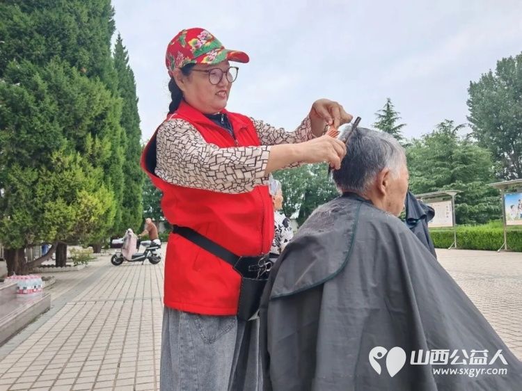 情暖夕阳爱满盐湖----盐湖区志愿者协会组织志愿者走进仁德养护院开展敬老志愿服务活动为老人们送去了理发修剪指甲文艺表演等贴心服务用实际行动践行尊老敬老的传统美德 - 第4张 - 山西公益人 情暖夕阳爱满盐湖----盐湖区志愿者协会组织志愿者走进仁德养护院开展敬老志愿服务活动为老人们送去了理发修剪指甲文艺表演等贴心服务用实际行动践行尊老敬老的传统美德 - 第4张