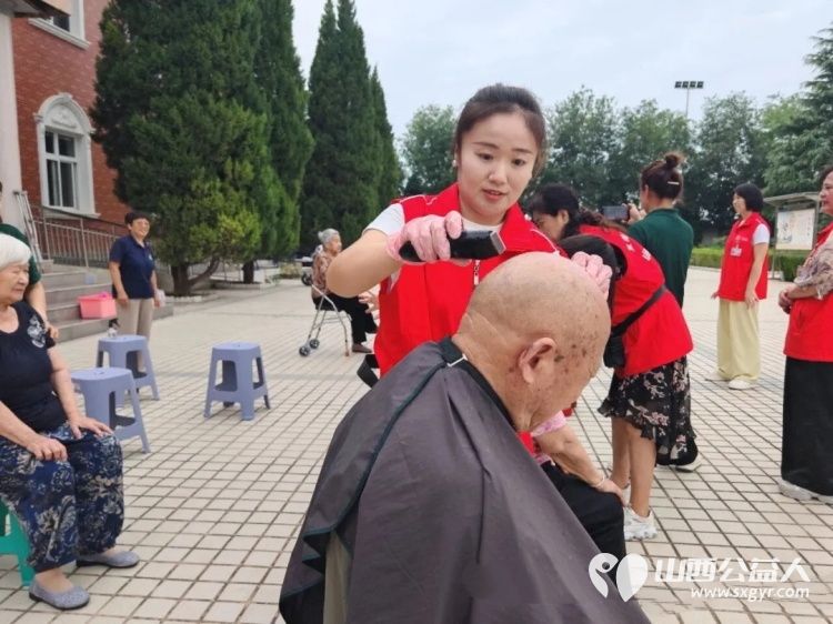 情暖夕阳爱满盐湖----盐湖区志愿者协会组织志愿者走进仁德养护院开展敬老志愿服务活动为老人们送去了理发修剪指甲文艺表演等贴心服务用实际行动践行尊老敬老的传统美德 - 第3张 - 山西公益人 情暖夕阳爱满盐湖----盐湖区志愿者协会组织志愿者走进仁德养护院开展敬老志愿服务活动为老人们送去了理发修剪指甲文艺表演等贴心服务用实际行动践行尊老敬老的传统美德 - 第3张