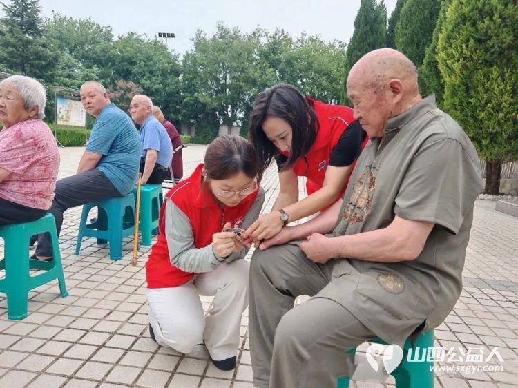 情暖夕阳爱满盐湖----盐湖区志愿者协会组织志愿者走进仁德养护院开展敬老志愿服务活动为老人们送去了理发修剪指甲文艺表演等贴心服务用实际行动践行尊老敬老的传统美德 - 第8张 - 山西公益人 情暖夕阳爱满盐湖----盐湖区志愿者协会组织志愿者走进仁德养护院开展敬老志愿服务活动为老人们送去了理发修剪指甲文艺表演等贴心服务用实际行动践行尊老敬老的传统美德 - 第8张