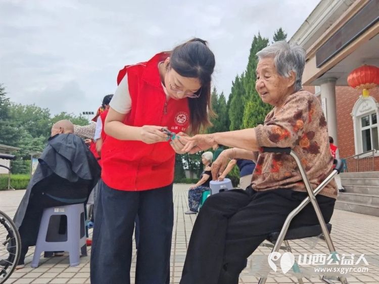 情暖夕阳爱满盐湖----盐湖区志愿者协会组织志愿者走进仁德养护院开展敬老志愿服务活动为老人们送去了理发修剪指甲文艺表演等贴心服务用实际行动践行尊老敬老的传统美德 - 第7张 - 山西公益人 情暖夕阳爱满盐湖----盐湖区志愿者协会组织志愿者走进仁德养护院开展敬老志愿服务活动为老人们送去了理发修剪指甲文艺表演等贴心服务用实际行动践行尊老敬老的传统美德 - 第7张