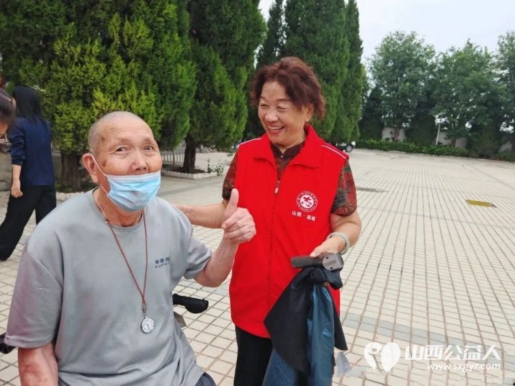 情暖夕阳爱满盐湖----盐湖区志愿者协会组织志愿者走进仁德养护院开展敬老志愿服务活动为老人们送去了理发修剪指甲文艺表演等贴心服务用实际行动践行尊老敬老的传统美德 - 第11张 - 山西公益人 情暖夕阳爱满盐湖----盐湖区志愿者协会组织志愿者走进仁德养护院开展敬老志愿服务活动为老人们送去了理发修剪指甲文艺表演等贴心服务用实际行动践行尊老敬老的传统美德 - 第11张