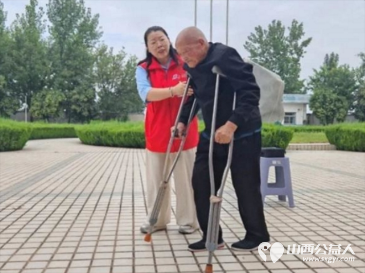 情暖夕阳爱满盐湖----盐湖区志愿者协会组织志愿者走进仁德养护院开展敬老志愿服务活动为老人们送去了理发修剪指甲文艺表演等贴心服务用实际行动践行尊老敬老的传统美德 - 第9张 - 山西公益人 情暖夕阳爱满盐湖----盐湖区志愿者协会组织志愿者走进仁德养护院开展敬老志愿服务活动为老人们送去了理发修剪指甲文艺表演等贴心服务用实际行动践行尊老敬老的传统美德 - 第9张