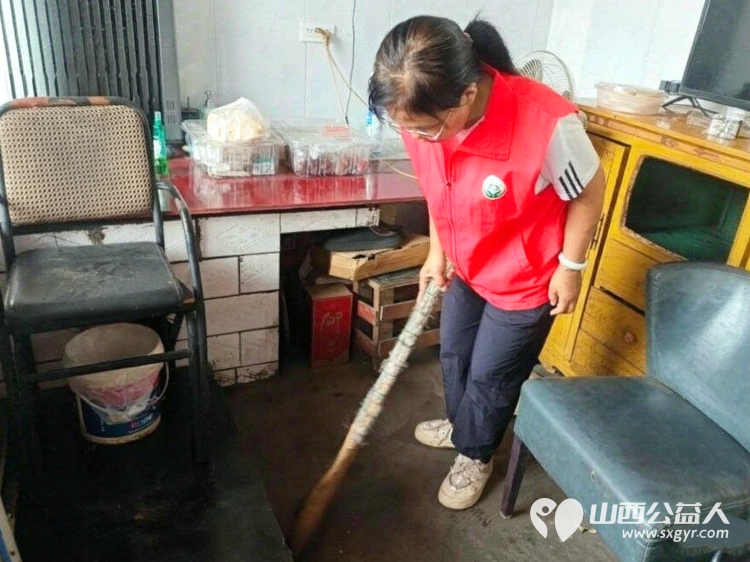 介休市敬老协会志愿者走进义安镇礼世村入户探访84岁张旺山老人家中为老人打扫室内外卫生刷洗锅碗瓢盆做饭包饺子 - 第5张
