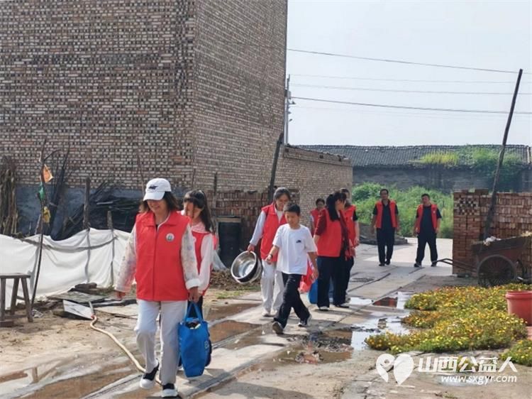 介休市敬老协会志愿者走进义安镇礼世村入户探访81岁张连胜老人家中为老人打扫室内外卫生刷洗锅碗瓢盆理发做饭包饺子 - 第2张 - 山西公益人 介休市敬老协会志愿者走进义安镇礼世村入户探访81岁张连胜老人家中为老人打扫室内外卫生刷洗锅碗瓢盆理发做饭包饺子 - 第2张