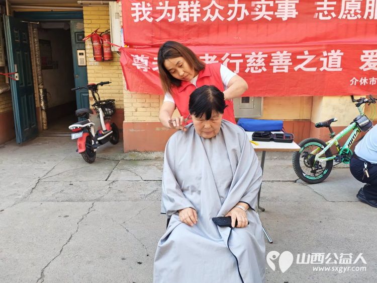 志愿服务进社区健康活动暖人心----介休市敬老协会志愿者于2026年9月2日来到东南街道迎翠街社区为社区所有老人爱心理发义诊等多项贴心服务 - 第7张