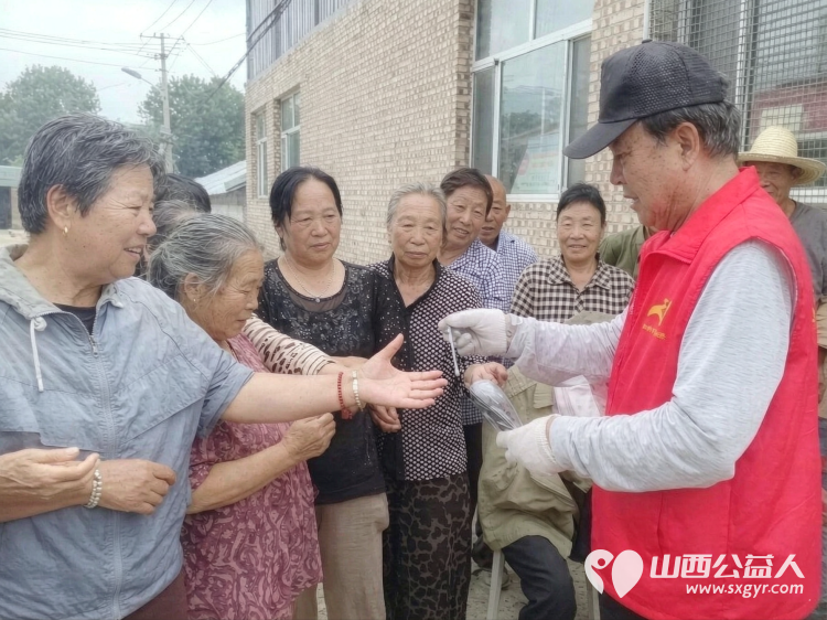 情系桑院传大爱走访慰问暖民心----忻州市爱心公益协会走进五台桑院村开展慰问活动对在四户生活困难家庭开展走访慰问把暖心物资和文艺欢乐送到大山深处的乡亲身边 - 第11张