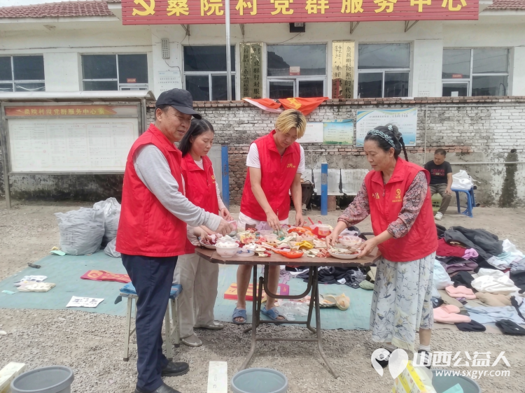 情系桑院传大爱走访慰问暖民心----忻州市爱心公益协会走进五台桑院村开展慰问活动对在四户生活困难家庭开展走访慰问把暖心物资和文艺欢乐送到大山深处的乡亲身边 - 第3张