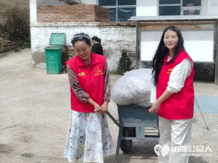 情系桑院传大爱走访慰问暖民心----忻州市爱心公益协会走进五台桑院村开展慰问活动对在四户生活困难家庭开展走访慰问把暖心物资和文艺欢乐送到大山深处的乡亲身边 - 第14张