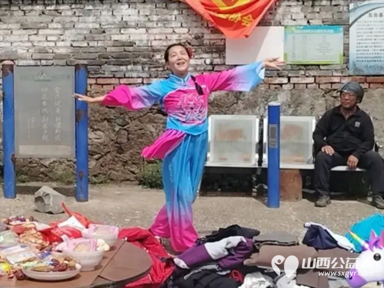 情系桑院传大爱走访慰问暖民心----忻州市爱心公益协会走进五台桑院村开展慰问活动对在四户生活困难家庭开展走访慰问把暖心物资和文艺欢乐送到大山深处的乡亲身边 - 第5张