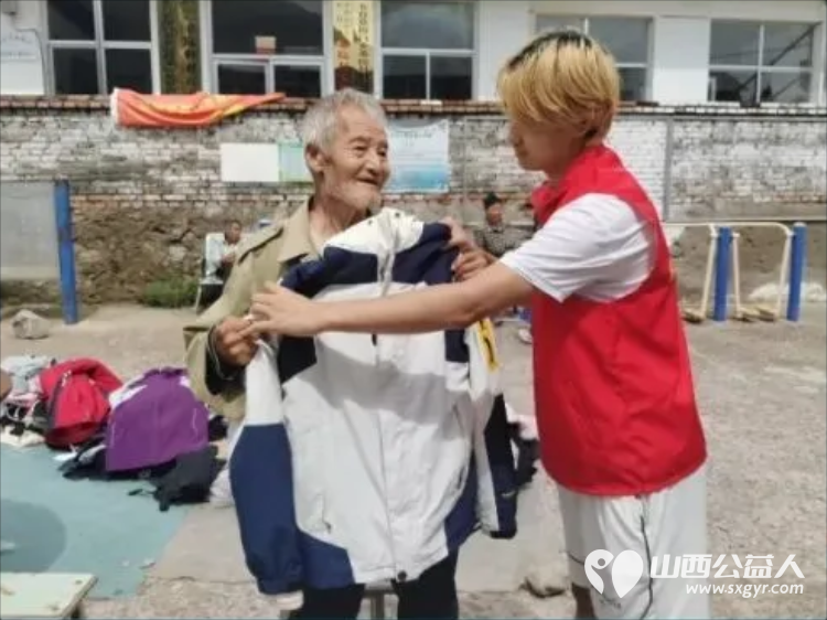 情系桑院传大爱走访慰问暖民心----忻州市爱心公益协会走进五台桑院村开展慰问活动对在四户生活困难家庭开展走访慰问把暖心物资和文艺欢乐送到大山深处的乡亲身边 - 第13张