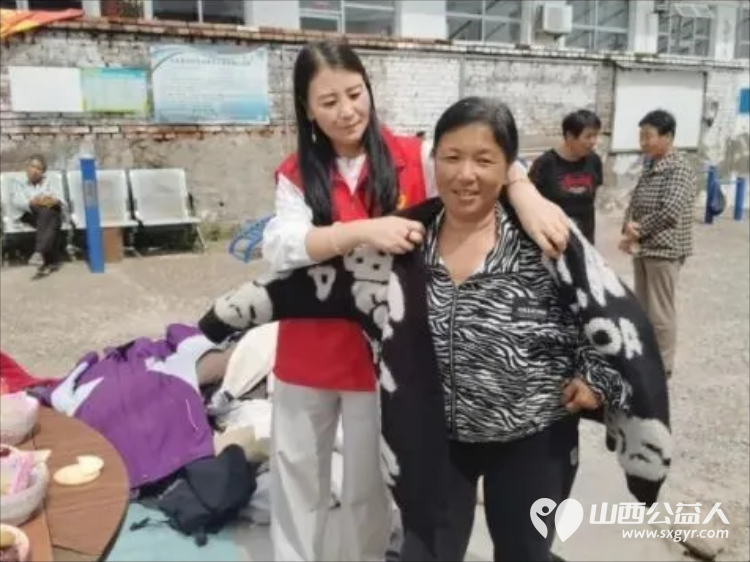 情系桑院传大爱走访慰问暖民心----忻州市爱心公益协会走进五台桑院村开展慰问活动对在四户生活困难家庭开展走访慰问把暖心物资和文艺欢乐送到大山深处的乡亲身边 - 第12张