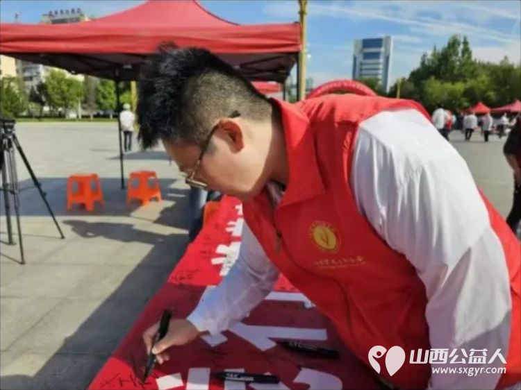 第十一个中华慈善日｜阳泉义工联合会志愿者亮相城市中心广场开展慈善服务演示慈善志愿服务和文艺表演等活动为有需要的市民提供了便利 - 第11张