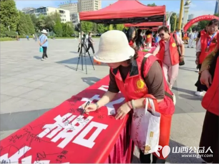 第十一个中华慈善日｜阳泉义工联合会志愿者亮相城市中心广场开展慈善服务演示慈善志愿服务和文艺表演等活动为有需要的市民提供了便利 - 第13张