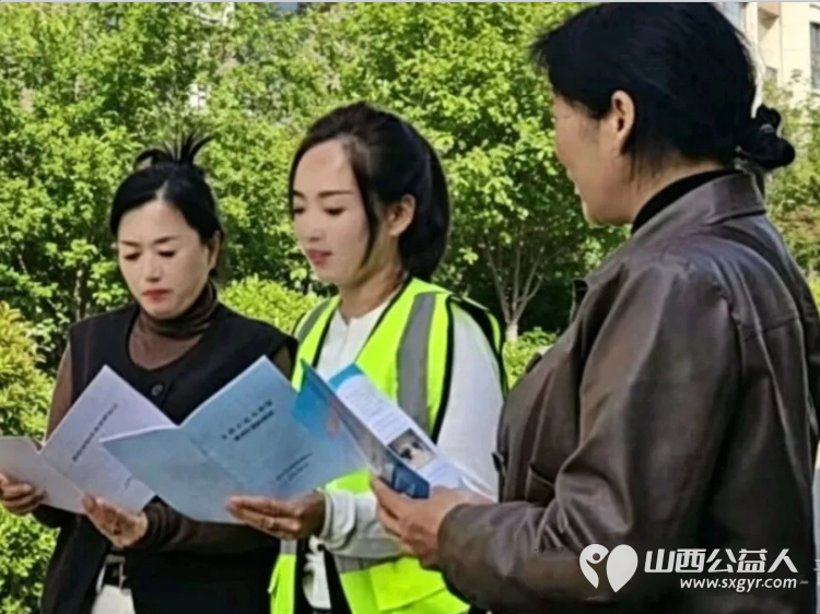 环保宣传进社区共建绿色美好家园----忻州市环保志愿者协会走进怡居苑西社区开展生态环保主题宣传活动把环保知识送到居民身边 - 第4张 - 山西公益人 环保宣传进社区共建绿色美好家园----忻州市环保志愿者协会走进怡居苑西社区开展生态环保主题宣传活动把环保知识送到居民身边 - 第4张