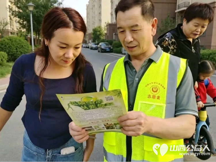 环保宣传进社区共建绿色美好家园----忻州市环保志愿者协会走进怡居苑西社区开展生态环保主题宣传活动把环保知识送到居民身边 - 第3张 - 山西公益人 环保宣传进社区共建绿色美好家园----忻州市环保志愿者协会走进怡居苑西社区开展生态环保主题宣传活动把环保知识送到居民身边 - 第3张