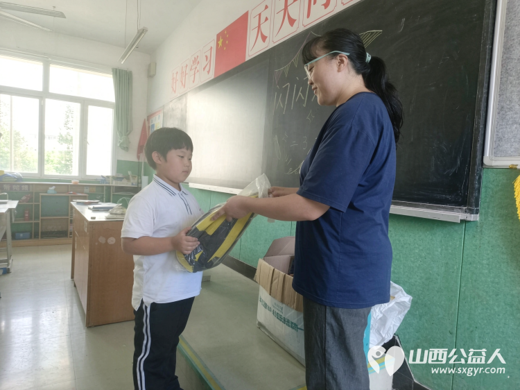 开学暖童心爱心跨山海｜长治市善泽留守困境儿童救助协会为陕西省安康市宁陕区小学的困境儿童送上开学大礼为广西玉林市博白县英桥镇杨村一户特困家庭捐上爱心物资 - 第1张