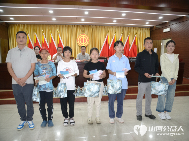 学习雷锋阳光精神让爱回家在行动----山西好人张小义协调组织山西礼品业联合会携各爱心企业走进方山县大武镇小学慰问帮扶困境儿童为30名困境学生送去价值10000余元助学金以及各类生活物资 - 第19张