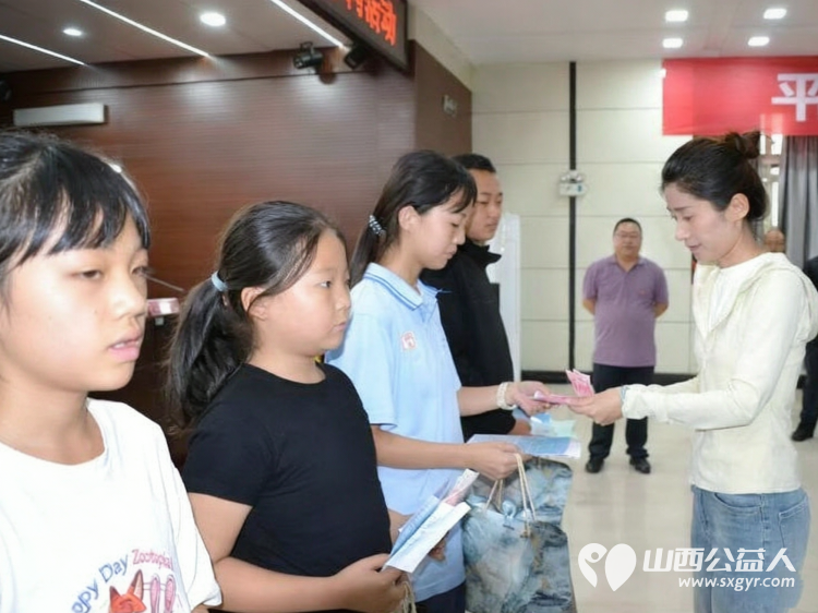 学习雷锋阳光精神让爱回家在行动----山西好人张小义协调组织山西礼品业联合会携各爱心企业走进方山县大武镇小学慰问帮扶困境儿童为30名困境学生送去价值10000余元助学金以及各类生活物资 - 第25张