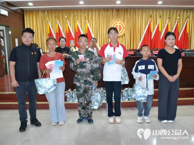 学习雷锋阳光精神让爱回家在行动----山西好人张小义协调组织山西礼品业联合会携各爱心企业走进方山县大武镇小学慰问帮扶困境儿童为30名困境学生送去价值10000余元助学金以及各类生活物资 - 第18张