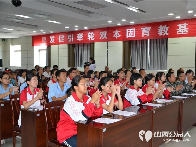 学习雷锋阳光精神让爱回家在行动----山西好人张小义协调组织山西礼品业联合会携各爱心企业走进方山县大武镇小学慰问帮扶困境儿童为30名困境学生送去价值10000余元助学金以及各类生活物资 - 第29张
