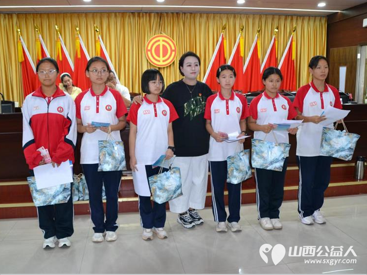 学习雷锋阳光精神让爱回家在行动----山西好人张小义协调组织山西礼品业联合会携各爱心企业走进方山县大武镇小学慰问帮扶困境儿童为30名困境学生送去价值10000余元助学金以及各类生活物资 - 第10张