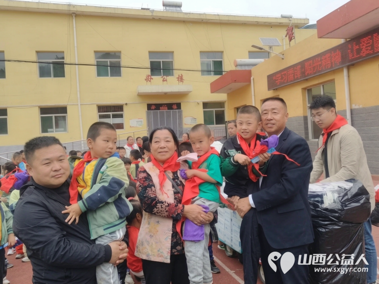 学习雷锋・阳光精神让爱回家在行动----山西好人张小义联合各爱心企业慰问临县留守儿童全托管爱心学校为114名困境学生送去价值11000余元的助学金及生活物资 - 第8张