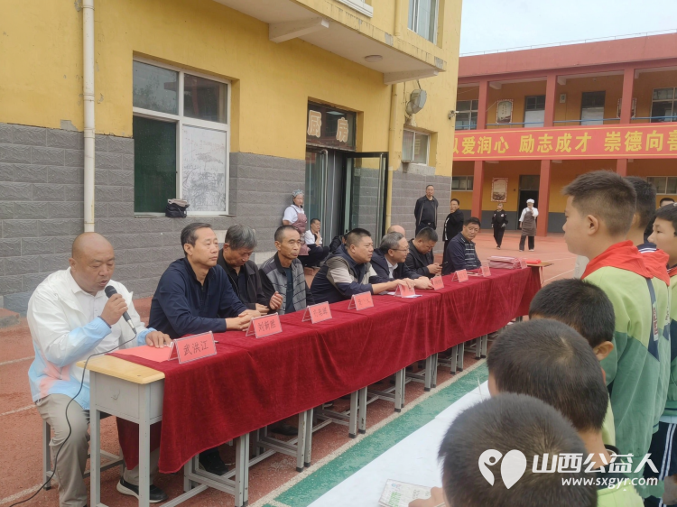 学习雷锋・阳光精神让爱回家在行动----山西好人张小义联合各爱心企业慰问临县留守儿童全托管爱心学校为114名困境学生送去价值11000余元的助学金及生活物资 - 第6张