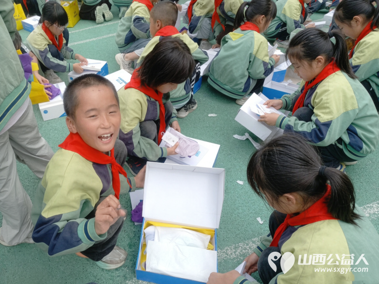 学习雷锋・阳光精神让爱回家在行动----山西好人张小义联合各爱心企业慰问临县留守儿童全托管爱心学校为114名困境学生送去价值11000余元的助学金及生活物资 - 第12张