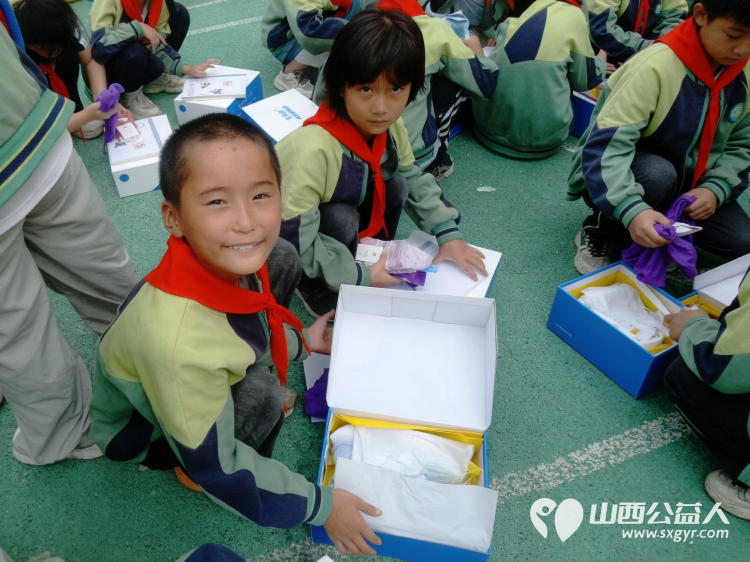 学习雷锋・阳光精神让爱回家在行动----山西好人张小义联合各爱心企业慰问临县留守儿童全托管爱心学校为114名困境学生送去价值11000余元的助学金及生活物资 - 第13张