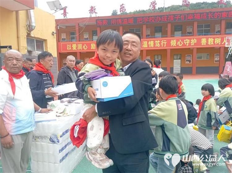 学习雷锋・阳光精神让爱回家在行动----山西好人张小义联合各爱心企业慰问临县留守儿童全托管爱心学校为114名困境学生送去价值11000余元的助学金及生活物资 - 第10张