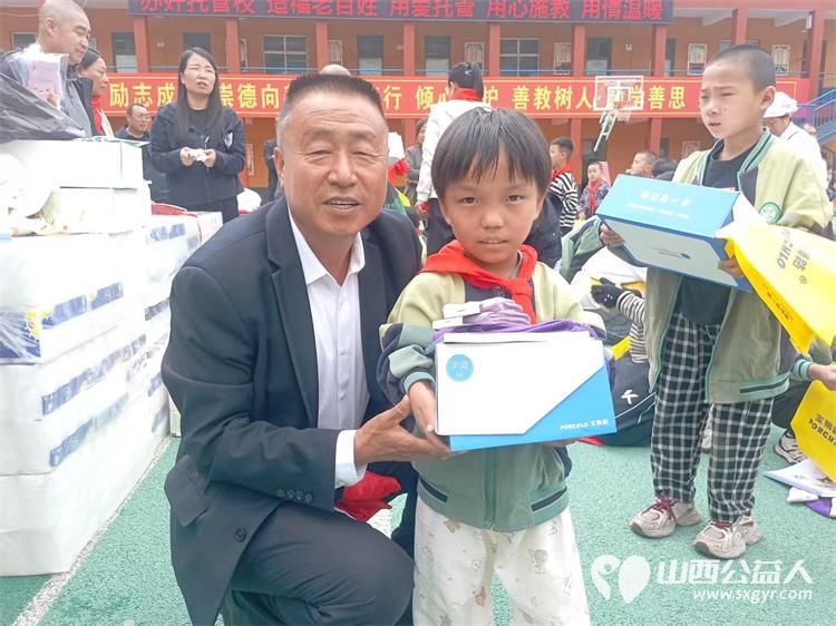 学习雷锋・阳光精神让爱回家在行动----山西好人张小义联合各爱心企业慰问临县留守儿童全托管爱心学校为114名困境学生送去价值11000余元的助学金及生活物资 - 第11张