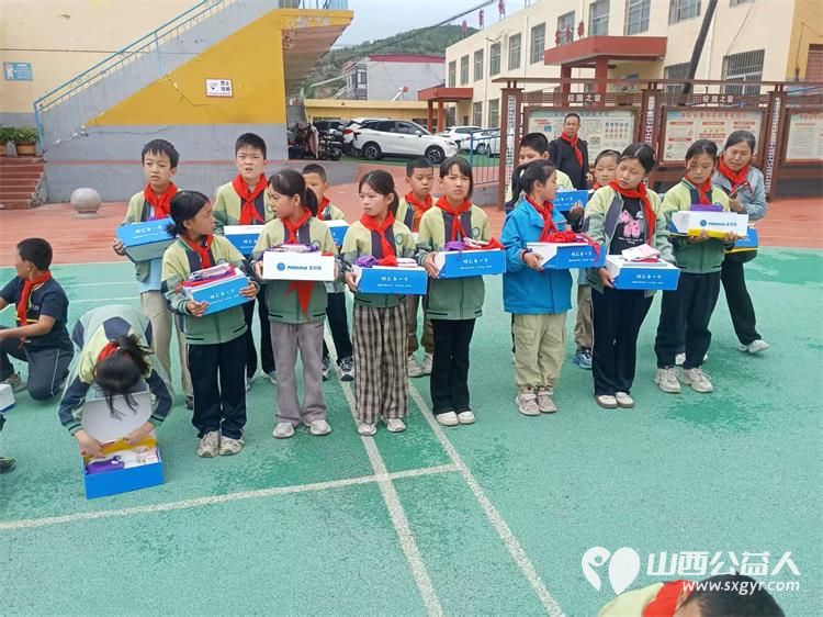学习雷锋・阳光精神让爱回家在行动----山西好人张小义联合各爱心企业慰问临县留守儿童全托管爱心学校为114名困境学生送去价值11000余元的助学金及生活物资 - 第9张