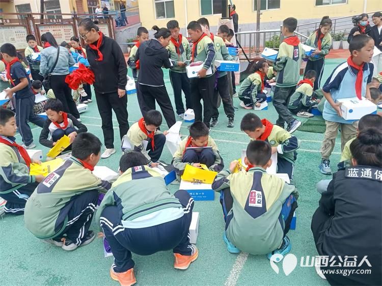 学习雷锋・阳光精神让爱回家在行动----山西好人张小义联合各爱心企业慰问临县留守儿童全托管爱心学校为114名困境学生送去价值11000余元的助学金及生活物资 - 第23张