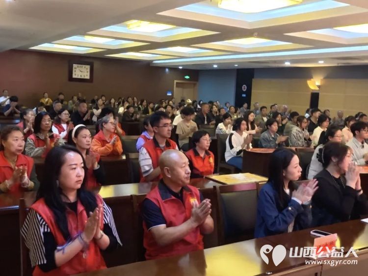 阳泉市义工联合会举行2026年彩虹助学助学金发放仪式义工联捐赠的6万元善款凝聚着义工的点滴爱心向每一位捐款人致敬受助学生做励志发言向资助人表达了真诚的谢意并立志回馈社会传递爱心 - 第12张