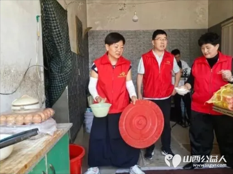 情系困境群众志愿传递温情----忻州市爱心公益协会走进忻府区东楼乡东楼村为困境群众王先锋送上米面油等生活物资帮扶与暖心关怀以点滴善举传递社会温情 - 第7张 - 山西公益人 情系困境群众志愿传递温情----忻州市爱心公益协会走进忻府区东楼乡东楼村为困境群众王先锋送上米面油等生活物资帮扶与暖心关怀以点滴善举传递社会温情 - 第7张
