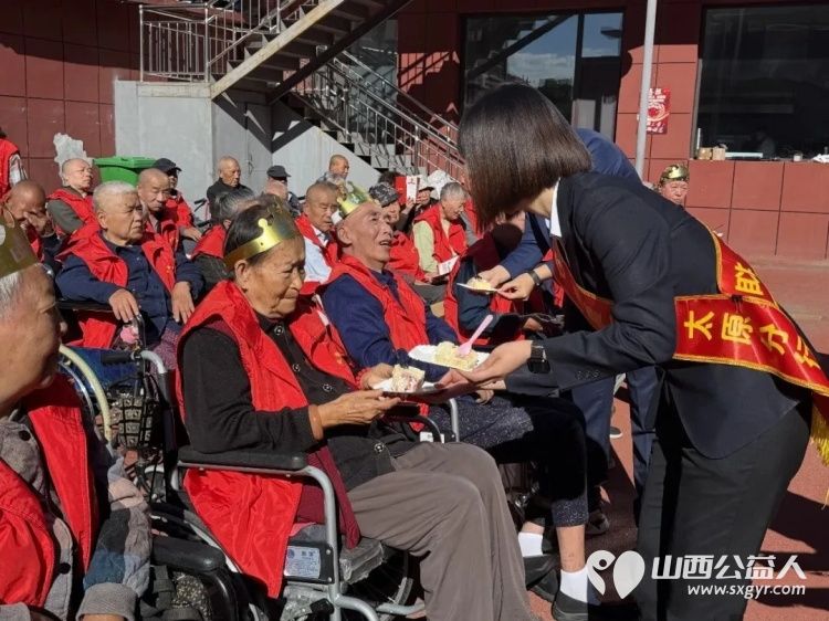 银龄守护情暖金秋----华夏银行太原分行走进太原市比家美养老院开展反诈宣传暨九月集体生日会为本月寿星们举办了一场温馨欢乐的集体生日会 - 第3张