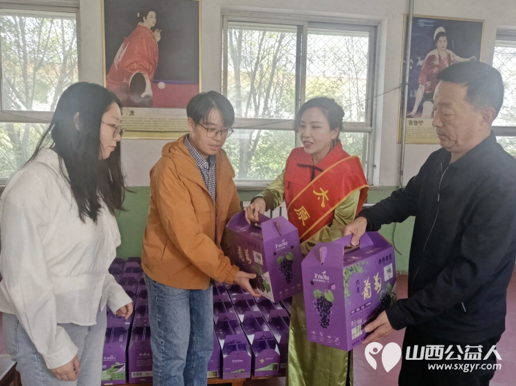 感念师恩果香传情----澳门会芳国际贸易促进会(太原)走进太原市清徐集义乡初级中学致敬一线教师为我校教师准备了葡萄礼盒以朴实的心意致敬辛勤耕耘的乡村教师 - 第26张 - 山西公益人 感念师恩果香传情----澳门会芳国际贸易促进会(太原)走进太原市清徐集义乡初级中学致敬一线教师为我校教师准备了葡萄礼盒以朴实的心意致敬辛勤耕耘的乡村教师 - 第26张