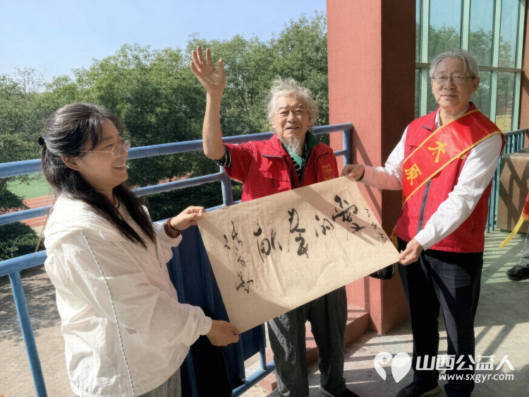 感念师恩果香传情----澳门会芳国际贸易促进会(太原)走进太原市清徐集义乡初级中学致敬一线教师为我校教师准备了葡萄礼盒以朴实的心意致敬辛勤耕耘的乡村教师 - 第19张 - 山西公益人 感念师恩果香传情----澳门会芳国际贸易促进会(太原)走进太原市清徐集义乡初级中学致敬一线教师为我校教师准备了葡萄礼盒以朴实的心意致敬辛勤耕耘的乡村教师 - 第19张