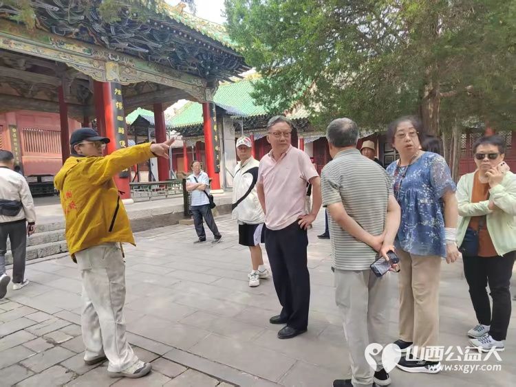长治市文保服务中心志愿者走进城隍庙开展义务讲解活动为前来参观的游客讲述城隍庙的历史与文化让游客获得了更有深度的游览体验 - 第2张 - 山西公益人 长治市文保服务中心志愿者走进城隍庙开展义务讲解活动为前来参观的游客讲述城隍庙的历史与文化让游客获得了更有深度的游览体验 - 第2张