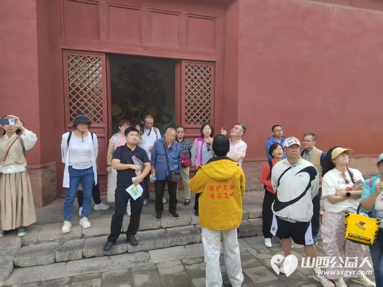 长治市文保服务中心志愿者走进城隍庙开展义务讲解活动为前来参观的游客讲述城隍庙的历史与文化让游客获得了更有深度的游览体验 - 第5张 - 山西公益人 长治市文保服务中心志愿者走进城隍庙开展义务讲解活动为前来参观的游客讲述城隍庙的历史与文化让游客获得了更有深度的游览体验 - 第5张
