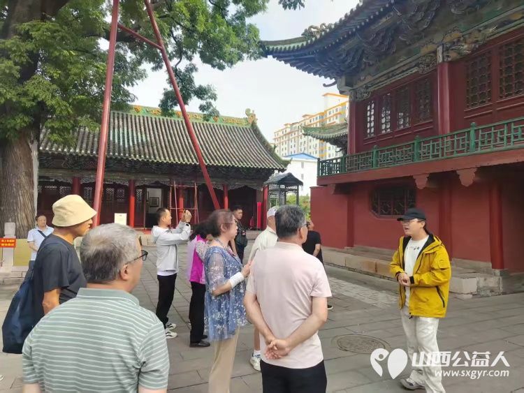 长治市文保服务中心志愿者走进城隍庙开展义务讲解活动为前来参观的游客讲述城隍庙的历史与文化让游客获得了更有深度的游览体验 - 第4张 - 山西公益人 长治市文保服务中心志愿者走进城隍庙开展义务讲解活动为前来参观的游客讲述城隍庙的历史与文化让游客获得了更有深度的游览体验 - 第4张