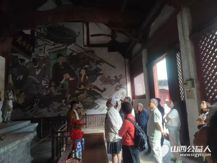 长治市文保服务中心志愿者走进城隍庙开展义务讲解活动为前来参观的游客讲述城隍庙的历史与文化让游客获得了更有深度的游览体验 - 第3张 - 山西公益人 长治市文保服务中心志愿者走进城隍庙开展义务讲解活动为前来参观的游客讲述城隍庙的历史与文化让游客获得了更有深度的游览体验 - 第3张