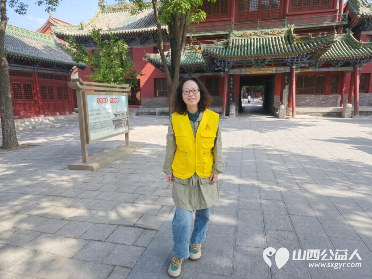 长治市文保服务中心志愿者走进城隍庙开展义务讲解活动为前来参观的游客讲述城隍庙的历史与文化让游客获得了更有深度的游览体验 - 第1张 - 山西公益人 长治市文保服务中心志愿者走进城隍庙开展义务讲解活动为前来参观的游客讲述城隍庙的历史与文化让游客获得了更有深度的游览体验 - 第1张